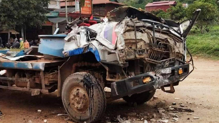 Xe đầu kéo tông sập nhà dân, tài xế tử vong ở Sơn La Xe dau keo tong sap nha dan, tai xe tu vong o Son La
