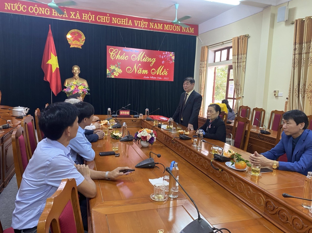Chu tich VUSTA Phan Xuan Dung chuc Tet, trao tang Quy Khuyen hoc huyen Huong Son