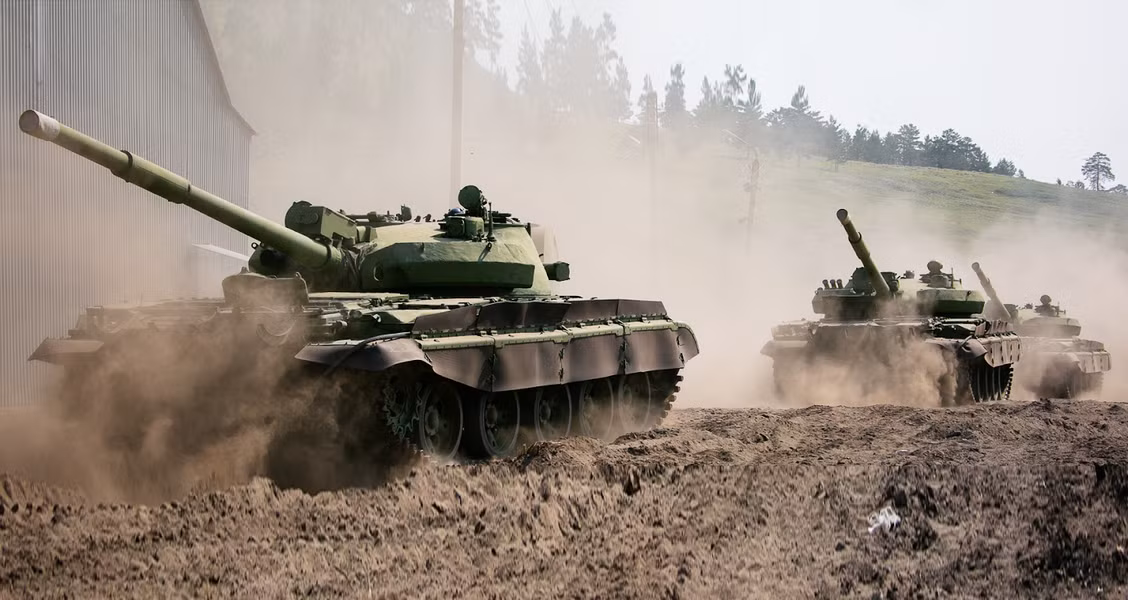 Vũ khí chủ lực của T-62M vẫn là pháo nòng trơn U-5TS 115mm với bọng hút khói ở 2/3 thân nòng, tốc độ bắn trung bình 4 phát/phút.