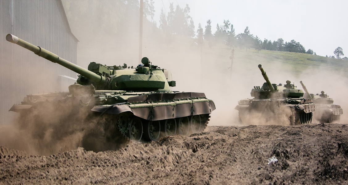 Vũ khí chủ lực của T-62M vẫn là pháo nòng trơn U-5TS 115mm với bọng hút khói ở 2/3 thân nòng, tốc độ bắn trung bình 4 phát/phút.