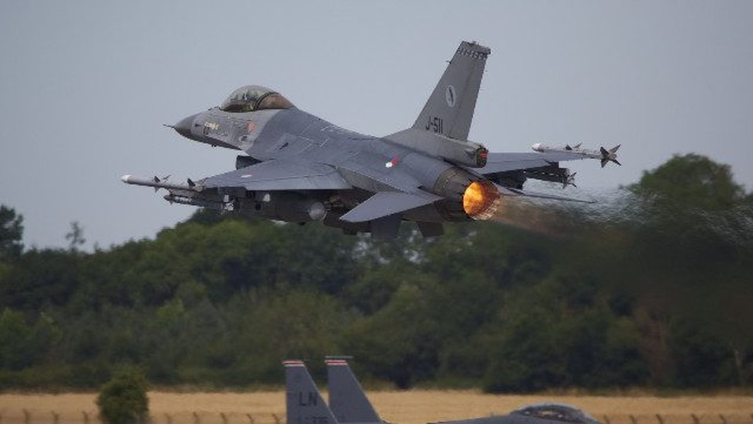 “Buồng lái bắt đầu nóng lên đến mức tôi phải nhấc tay ra khỏi bộ điều khiển và giữ nó cách mái vòm một bước chân. Sức nóng tỏa ra, thậm chí qua chiếc găng tay của tôi, vẫn có thể cảm nhận được", phi công Lee kể lại.