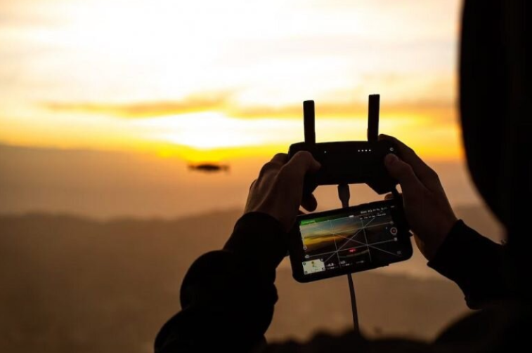 Tiến sĩ khoa học quân sự Makar Aksyonenko, chuyên gia Nga về sử dụng hàng không trong chiến đấu (bao gồm cả máy bay không người lái), lưu ý rằng, xét theo các thông số mà nhà sản xuất công bố thì Stupor là một hệ thống hiệu quả để chống lại máy bay không người lái (Nguồn ảnh: Sputnik, Stupor.ru, Reuters, TASS).