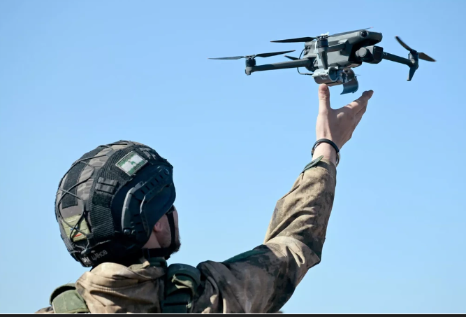 Ông Fedutinos lưu ý rằng, các hệ thống đối phó thủ công ban đầu trở nên phổ biến, phần lớn đã mất hiệu quả do đối phương đưa ra các phương tiện có thể ngăn chặn tác động của chúng đối với các hệ thống điều hướng và kiểm soát. Đó là lý do tại sao, để chống lại UAV thành công, cần phải tạo ra các hệ thống phức tạp, có thể mở rộng, sử dụng nhiều phương pháp khác nhau để phát hiện phương tiện không người lái và tác động đến phạm vi lỗ hổng rộng nhất có thể mà chúng gặp phải.