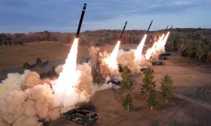 KN-25 là có cỡ nòng 600 mm, được giới thiệu lần đầu tiên năm 2019, là một vũ khí rất độc đáo với tính năng kỹ chiến thuật đáng gờm, đã củng cố vị thế dẫn đầu lâu dài của Triều Tiên trước các đối thủ tiềm tàng về khả năng pháo phản lực, với tầm bắn 400 km cho phép bắn phá các mục tiêu trên khắp Hàn Quốc. Tầm bắn của nó xa hơn nhiều so với các tên lửa đạn đạo như Hwasong-5 và KN-02.