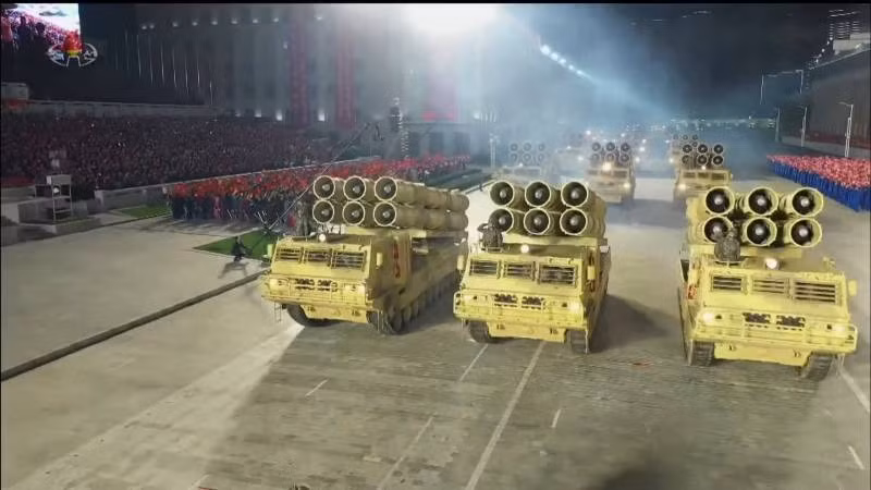 Trong các cuộc thử nghiệm, tên lửa được phóng từ KN-25 di chuyển được quãng đường 380km, trần bay 97km. Đây là con số ấn tượng so với tầm bắn 300km của HIMARS. Ngoài ra, dù được gọi là pháo phản lực phóng loạt nhưng rất dễ nhận thấy kích thước của tên lửa sử dụng trên KN-25 tiệm cận với tên lửa đạn đạo chiến thuật tầm gần. Về hệ thống dẫn đường, KN-25 sử dụng UAV hoặc vệ tinh Bắc Đẩu của Trung Quốc