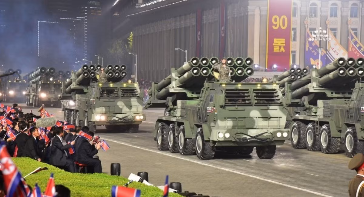 Chuyên gia người Nga Yury Lyamin, một nhà nghiên cứu cấp cao tại Trung tâm Phân tích Chiến lược và Công nghệ từng lưu ý, hệ thống pháo phản lực phóng loạt KN-25 hiện không có đối thủ tương đương trên thế giới.