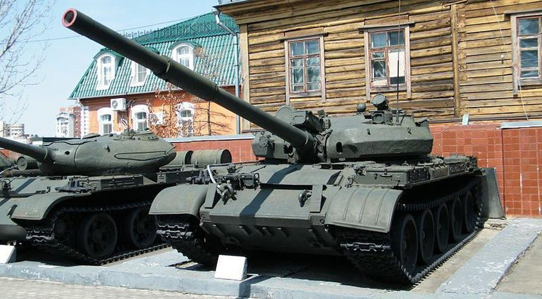 Việc lắp thêm những tấm giáp đã khiến cho trọng lượng của T-62M tăng gần 4,5 tấn, chính vì vậy có một động sơ khỏe hơn sẽ giúp xe cơ động trên chiến trường.