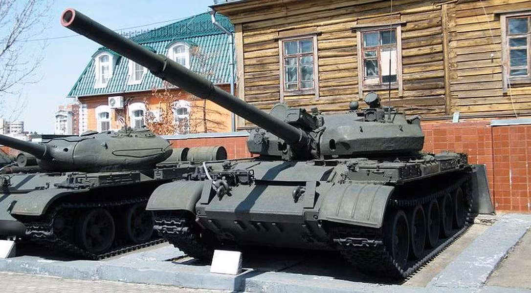 Việc lắp thêm những tấm giáp đã khiến cho trọng lượng của T-62M tăng gần 4,5 tấn, chính vì vậy có một động sơ khỏe hơn sẽ giúp xe cơ động trên chiến trường.