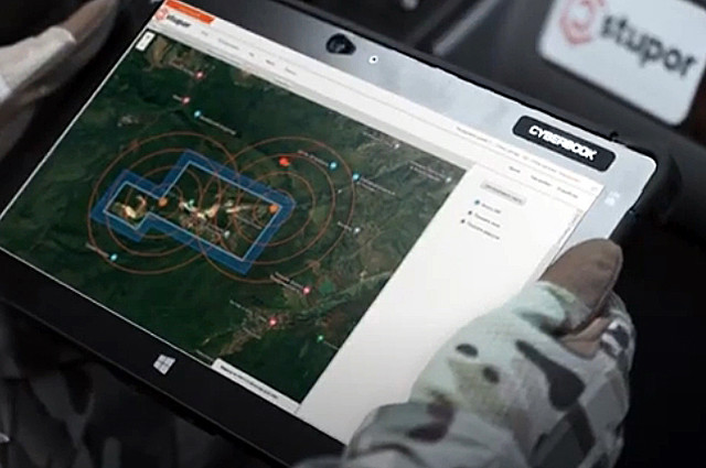 Ông Kustarev cho biết, hệ thống Stupor bao gồm các tổ hợp “Storm” và “Shtil”, có khả năng phát hiện và khóa mục tiêu ở khoảng cách hơn 5 km. Nó cũng bao gồm các hệ thống Pars ngăn chặn UAV, có thể vô hiệu hóa UAV ở khoảng cách lên tới 2 km nhờ thiết bị hình mái vòm hoặc chùm tia định hướng hẹp.