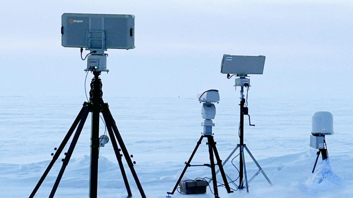 Ông Kustarev lưu ý, hệ thống Stupor được phát triển theo yêu cầu của Lực lượng Vệ binh quốc gia và Bộ Quốc phòng Nga. Hệ thống này được tạo ra trên cơ sở các hệ thống phát hiện bổ sung, như trạm radar, máy quét tần số vô tuyến, trạm nhận dạng máy bay không người lái quang học và các biện pháp đối phó - thiết bị gây nhiễu và tổ hợp thay thế tọa độ.