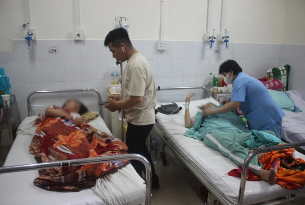 345 nguoi nhap vien do ngo doc sau an com ga Tram Anh