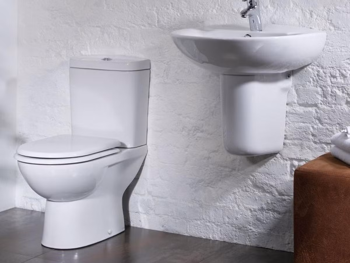 Đối với nhà cao tầng, bồn cầu không được đặt phía trên đầu phòng bếp. Ảnh: Tumish.