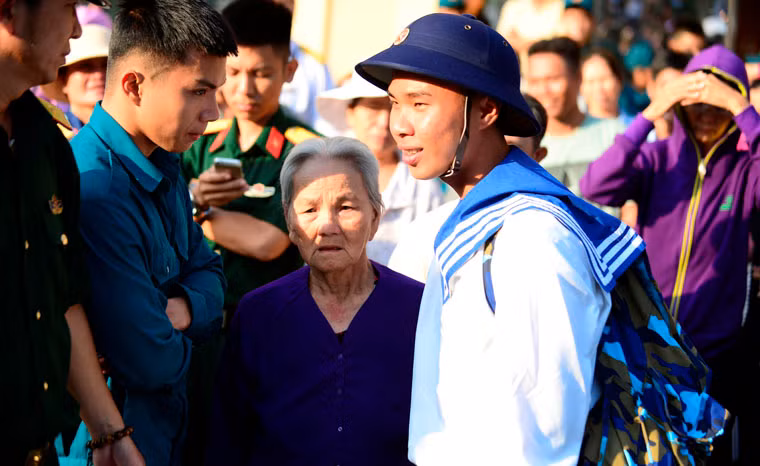 Phút bịn rịn nhưng đầy tự hào của những người thân khi tiễn con, em mình lên đường làm nhiệm vụ thiêng liêng cho Tổ quốc.