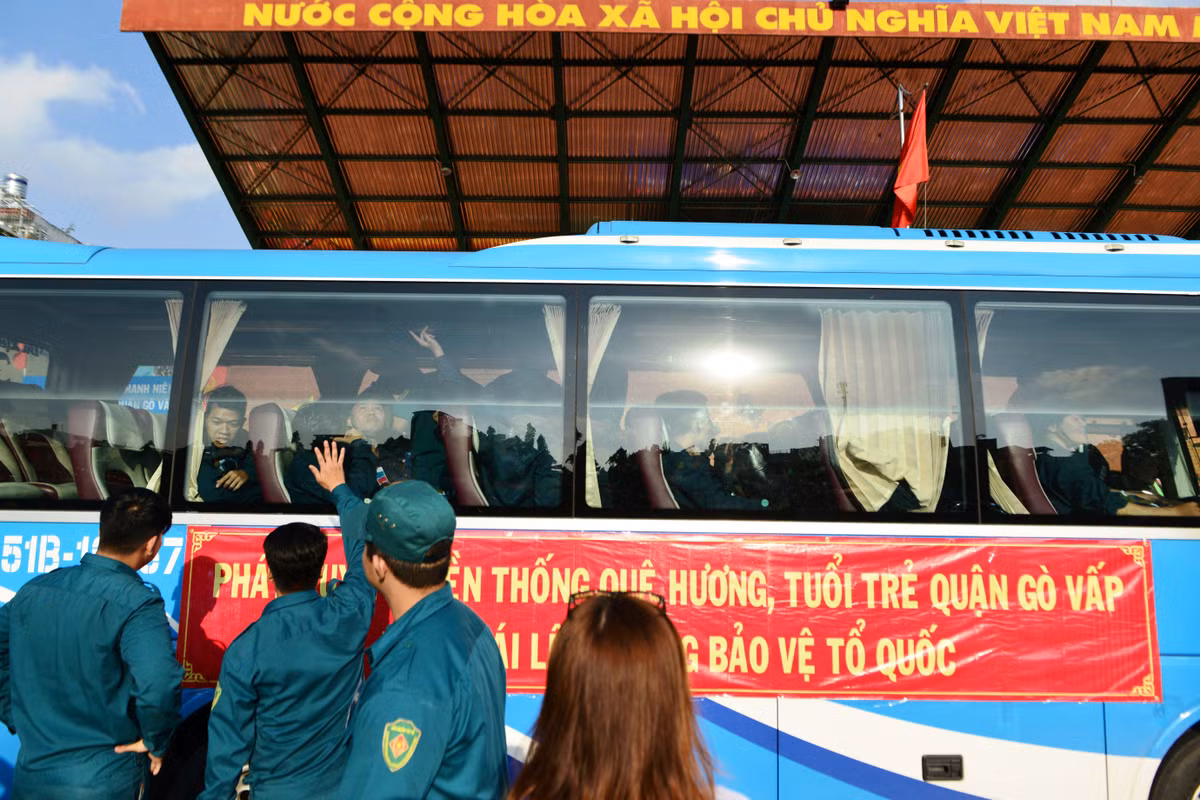 Phút quyến luyến chia tay trước khi xe lăn bánh đưa các tân binh về đơn vị.