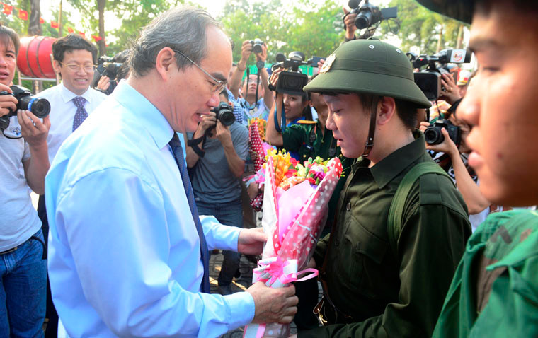 Hàng trăm thanh niên TP HCM trúng tuyển nghĩa vụ quân sự năm 2018 vô cùng phấn khởi, vinh dự khi được Bí thư Thành ủy TP HCM Nguyễn Thiện Nhân, Tư lệnh Quân khu 7 Võ Minh Lương, Chủ tịch UBND TP HCM Nguyễn Thành Phong...