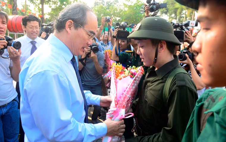 Hàng trăm thanh niên TP HCM trúng tuyển nghĩa vụ quân sự năm 2018 vô cùng phấn khởi, vinh dự khi được Bí thư Thành ủy TP HCM Nguyễn Thiện Nhân, Tư lệnh Quân khu 7 Võ Minh Lương, Chủ tịch UBND TP HCM Nguyễn Thành Phong...