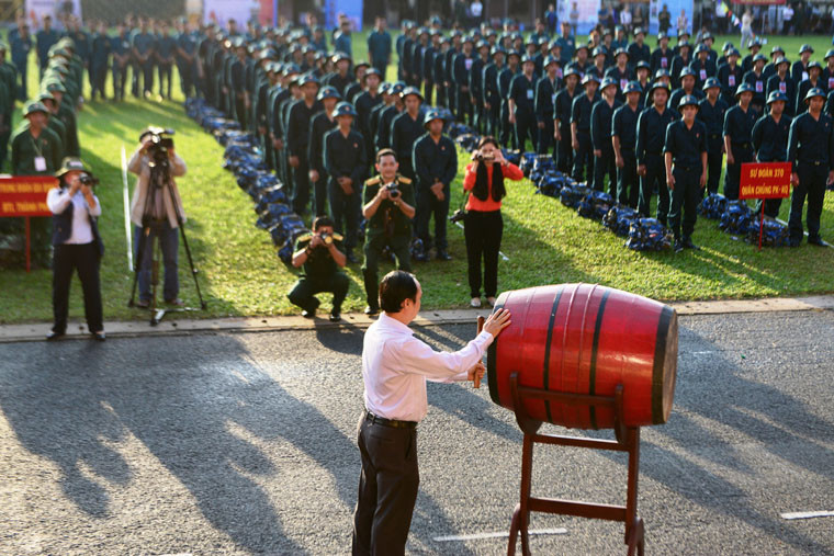 Cùng với lễ giao quân điểm tại quận 2, một số địa phương tại TP HCM cũng tổ chức giao quân cho các đơn vị tiếp nhận tân binh. Từ sáng sớm, tại Thao trường Huấn luyện quân sự quận Gò Vấp, hàng trăm thanh niên trong quân phục chỉnh tề cùng người thân đã có mặt để tiễn đưa các tân binh lên đường nhập ngũ.