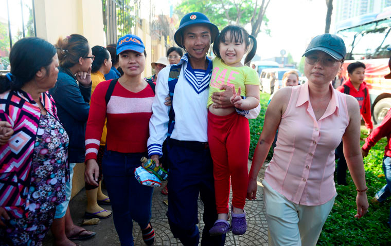 Bí thư Thành ủy và lãnh đạo TP HCM chúc các thanh niên nhập ngũ khỏe mạnh, học tập tốt và hoàn thành nhiệm vụ được giao.