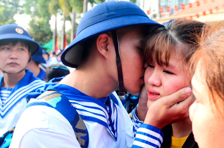Chút quyến luyến, chia tay bạn gái của các chàng tân binh trước khi lên đường thi hành nghĩa vụ quân sự.