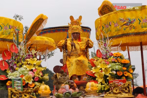 Chuẩn bị cho nghi lễ chính thức, “vua” phải làm lễ tế tại đền Thượng trong 90 phút. Ảnh: Thế Việt.