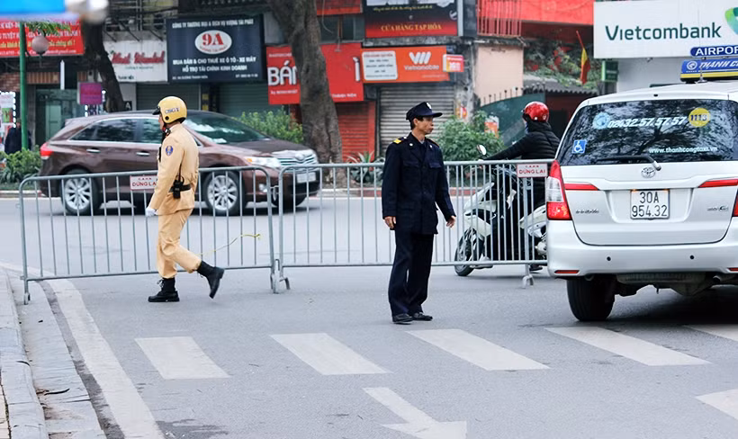 Để đảm bảo an toàn giao thông, thuận tiện cho người dân đến xem lễ hội lực lượng chức năng đã dựng hàng rào sắt cấm các phương tiện lưu thông trên đường Nguyễn Đình Thi.