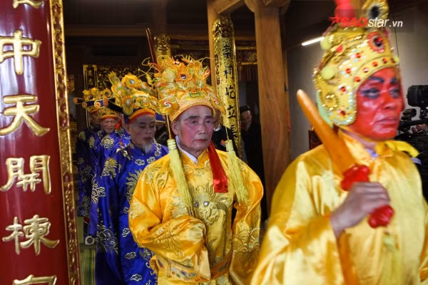 Vua chúa, quan tứ trụ triều đình vào đền làm lễ. Ảnh: Thế Việt.