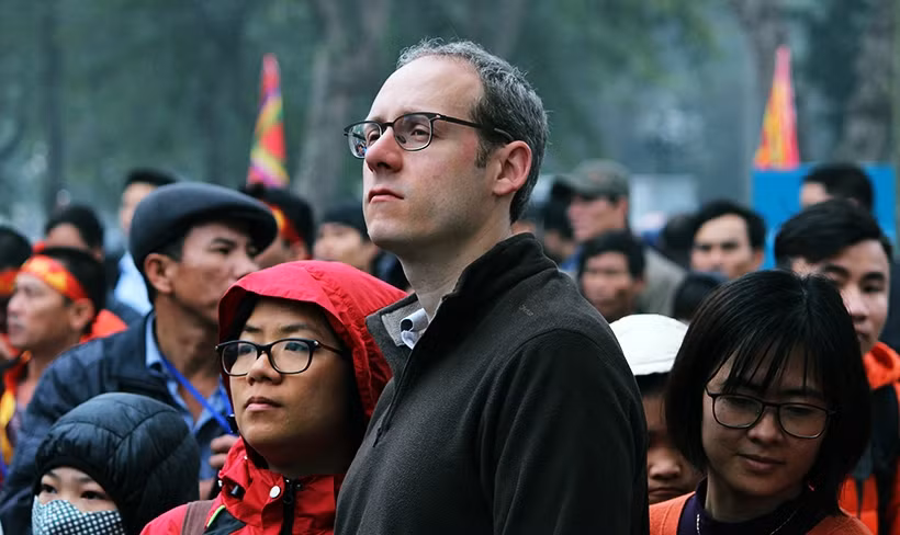 Du khách quốc tế phấn khích khi được thưởng thức những màn đua đầy kịch tính .