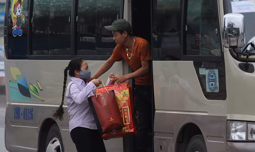 Trên đường Phạm Văn Đồng (Hà Nội), một số xe khách đón thả người vô tội vạ cũng phần nào gây nên ùn tắc cục bộ.