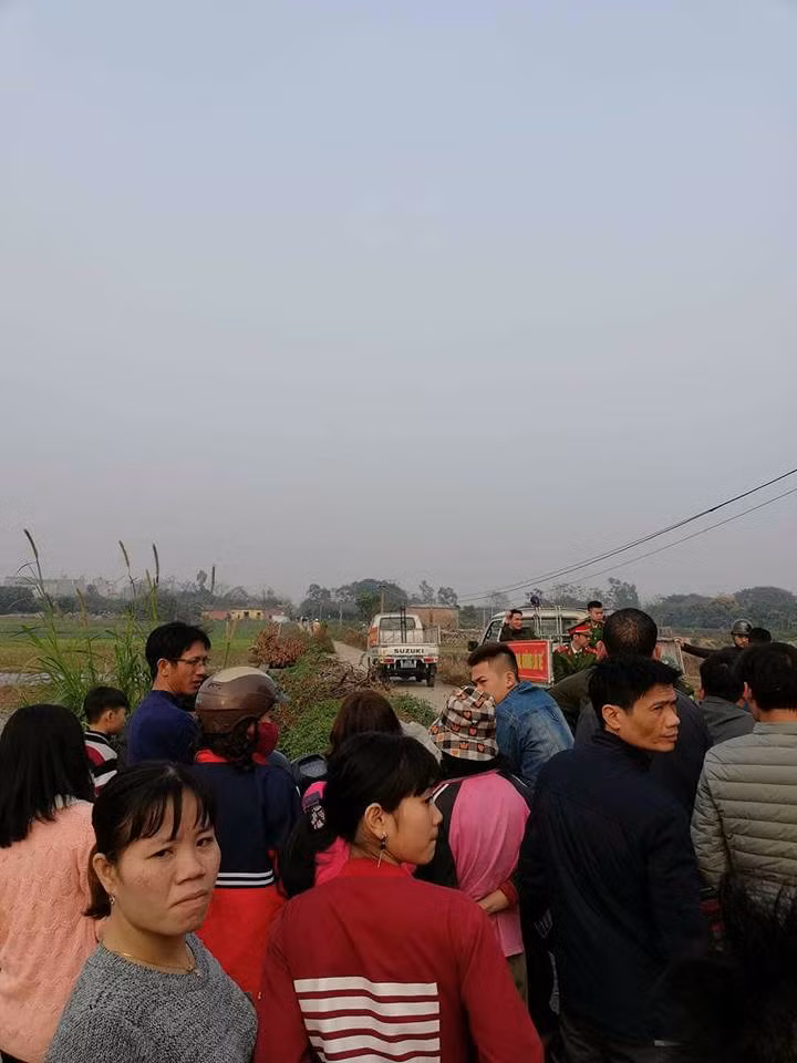 Lực lượng công an khám nghiệm hiện trường.