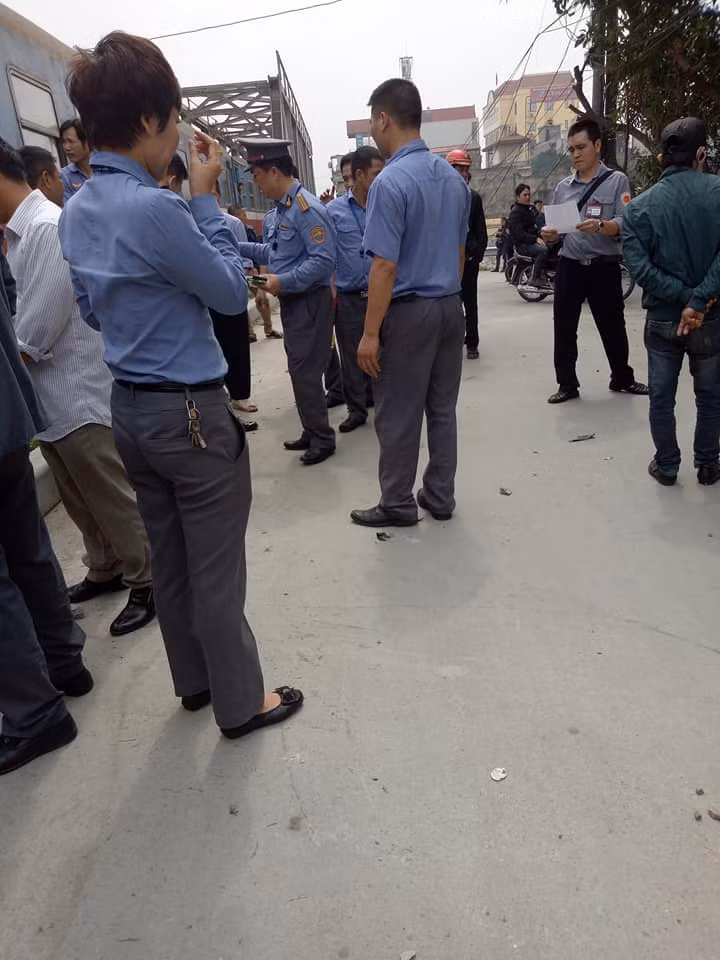 Cơ quan chức năng xử lý vụ tai nạn.