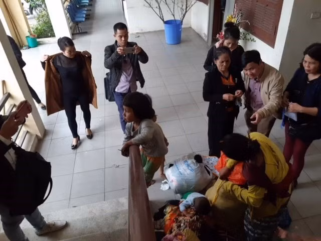 Nhiều người bày tỏ lòng mong muốn giúp đỡ mẹ con chị này.