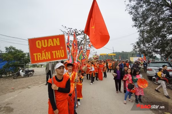 Khoảng 13h chiều, nghi lễ rước vua giả và chúa giả chính thức bắt đầu từ đền Sái về đình làng.