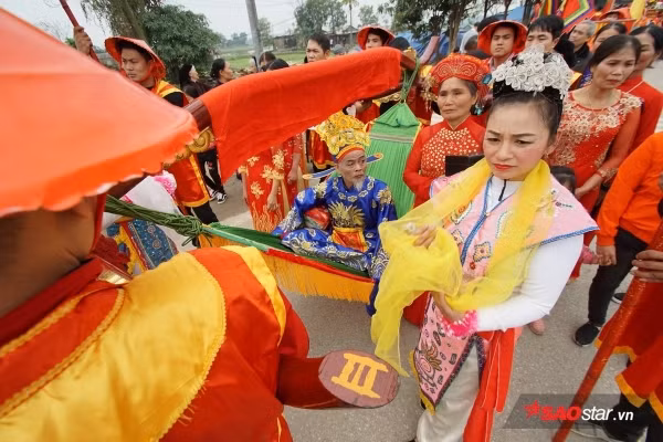Mỗi một năm người dân trong làng lại chọn ra những người cao tuổi xứng đáng để vào vai “vua, chúa” và 4 vị quan tứ trụ triều đình.