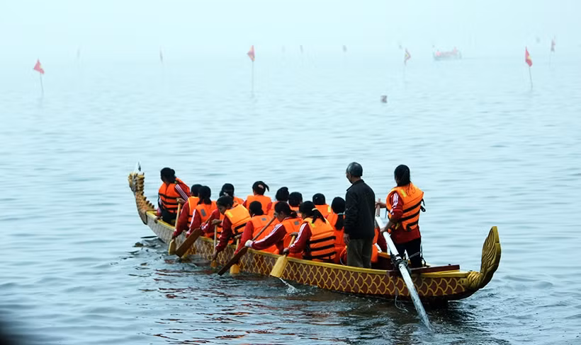 Sáng nay (ngày 24/2), Hà Nội đã phối hợp với các đơn vị tổ chức “lễ hội bơi chải thuyền rồng mở rộng năm 2018” trên hồ Tây.