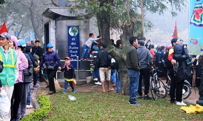 Thảm cỏ bị dẫm đạp tan nát.