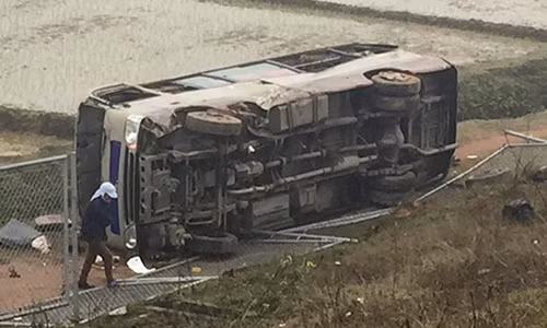 O to lao khoi duong cao toc bay xuong bo ruong