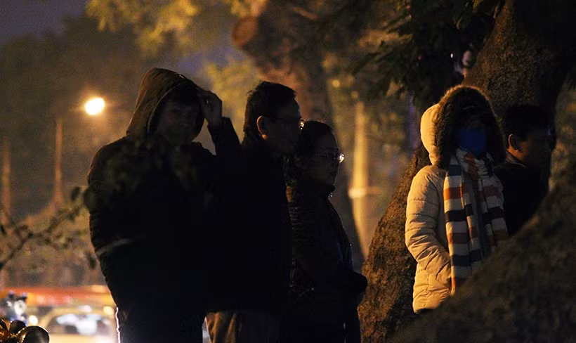 Thời tiết rất lạnh, người dân Thủ đô trùm kín mặt mũi, khoác áo thật dày để di chuyển tới hồ Thiền Quang.