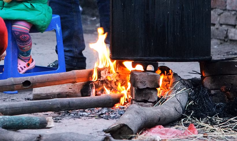 Lửa nấu bánh chưng đỏ rực từ vỉa hè, đến các ngõ ngách ở Hà Nội những ngày Tết Nguyên đán Mậu Tuất 2018.