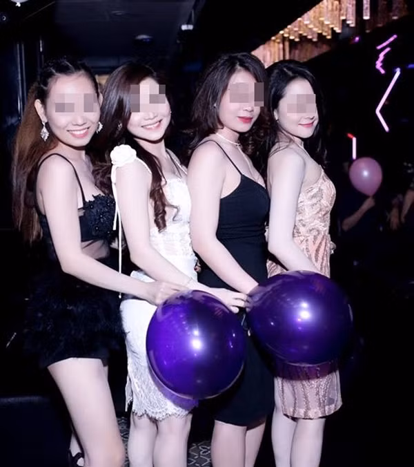 Các chuyên gia cho biết, hít bóng cười có thể sẽ bị ngộ độc, bị ung thư, rối loạn cơ thể...