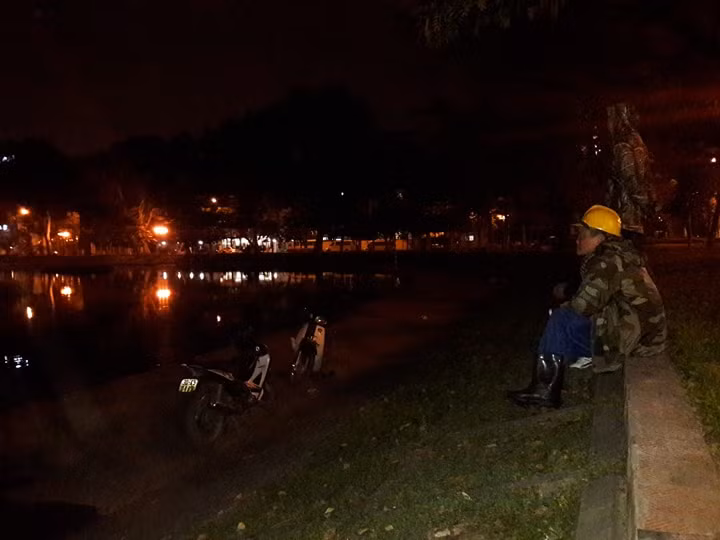 Dù thời tiết đêm tối lạnh buốt nhưng công nhân thuộc Công ty TNHH MTV thoát nước Hà Nội vẫn phải túc trực "canh" thiên nga khỏi bị bắt trộm.