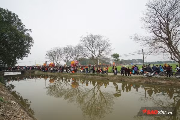 Ngoài người dân địa phương còn có cả du khách nơi khác đổ về. Ảnh: Tường Bách.