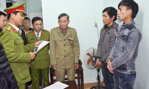 Công an đọc lệnh bắt hai đối tượng.