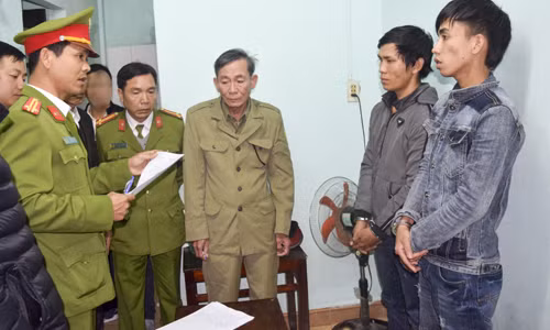 Công an đọc lệnh bắt hai đối tượng.