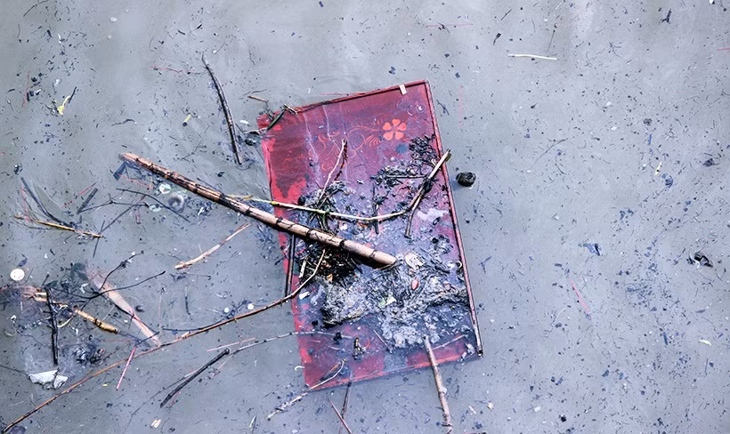 Bàn thờ cùng với tàn hương đen xì bị vứt xuống sông Hồng.