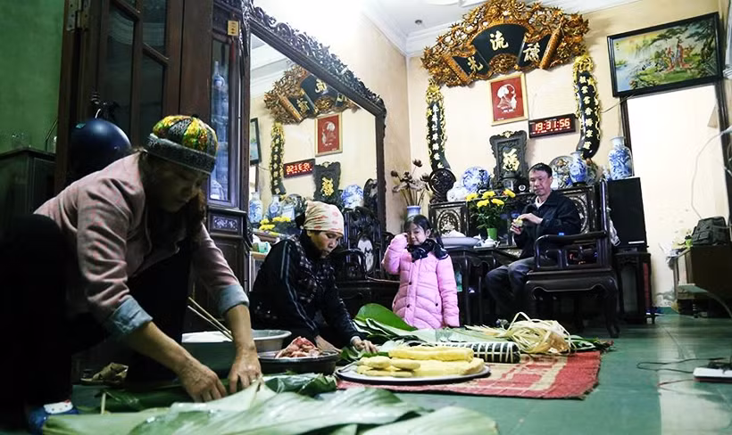 Ngày 27 Tết Nguyên đán Mậu Tuất năm 2018 (12/2), thay vì đặt mua bánh chưng nhiều gia đình ở Hà Nội vẫn dành thời gian tự tay chuẩn bị nguyên liệu và gói bánh chưng, vừa nhằm giúp con cháu trong gia đình ghi nhớ về Tết cổ truyền.