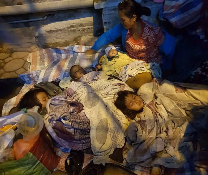 Hình ảnh mẹ con chị Hương nằm co ro trong đêm lạnh khiến nhiều người xót xa.