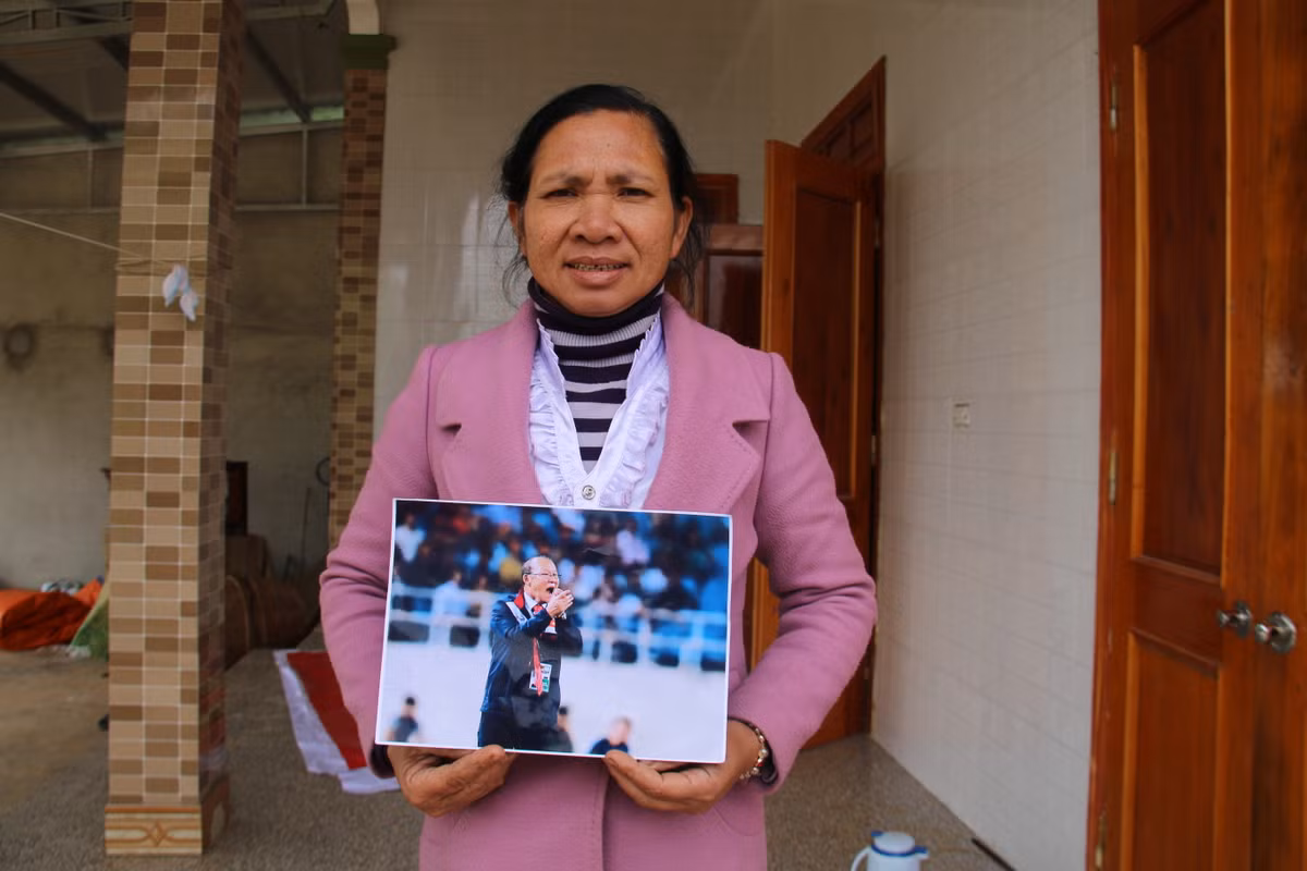 Bà Hà và món quà tặng con ở sân bay. Ảnh: Ngọc Trang