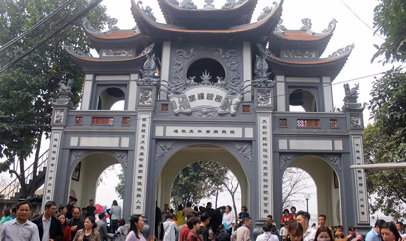 Chen nhau từ ngoài cổng chính vào bên trong sân.