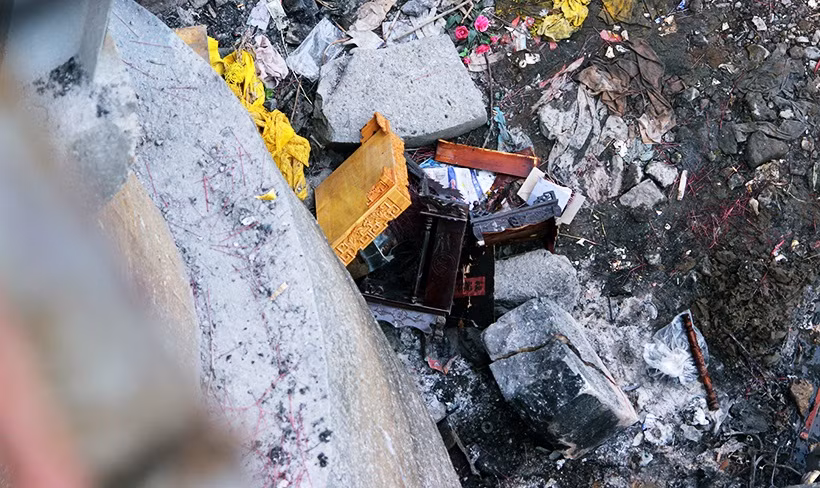 Nhiều bàn thờ bị ném xuống dưới chân cầu Long Biên, nhìn những cảnh tượng vô cùng ngán ngẩm đến cả ông Công ông Táo cũng "khiếp vía".