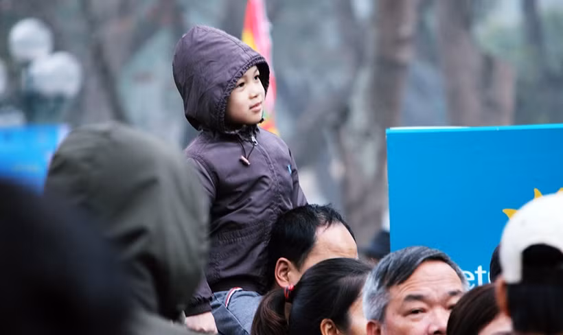 Nhiều em nhỏ tỏ ra thích thú khi được phụ huynh đưa đến xem.